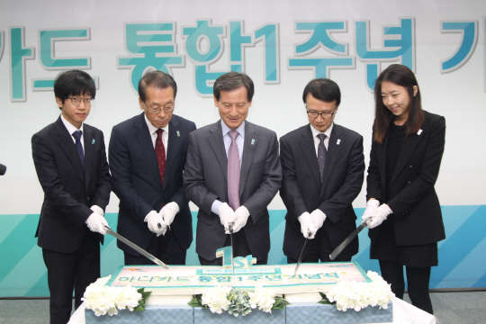 정해붕 대표(가운데), 권혁승 부사장(오른쪽에서 두번째), 이광준 감사(왼쪽에서 두번째) 및 하나카드 직원들이 1일 통합 1주년을 맞아 기념 케익을 커팅하고 있는 모습.